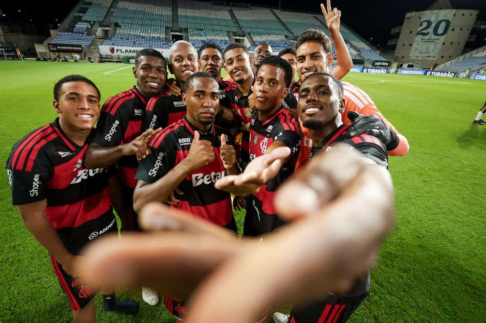 Jogadores do Flamengo posam juntos para comemorar vitória do Rubro-Negro sobre o Lausanne-Sport em amistoso disputado em Portugal