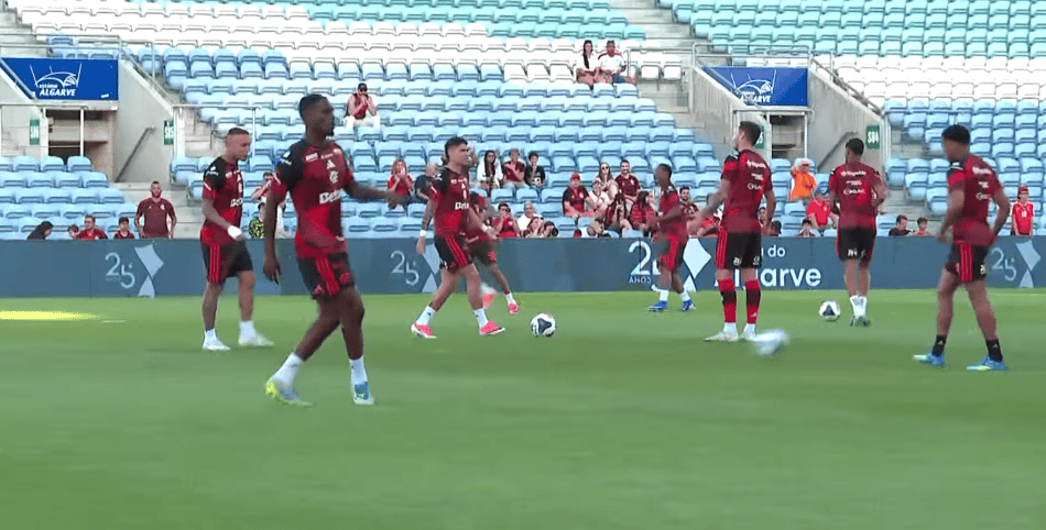 Jogadores do Flamengo em trabalho de aquecimento antes de amistoso em Portugal