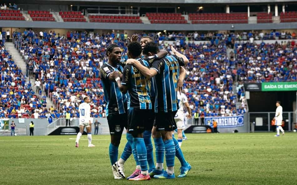 Jogadores do Grêmio comemoram gol contra o Cruzeiro