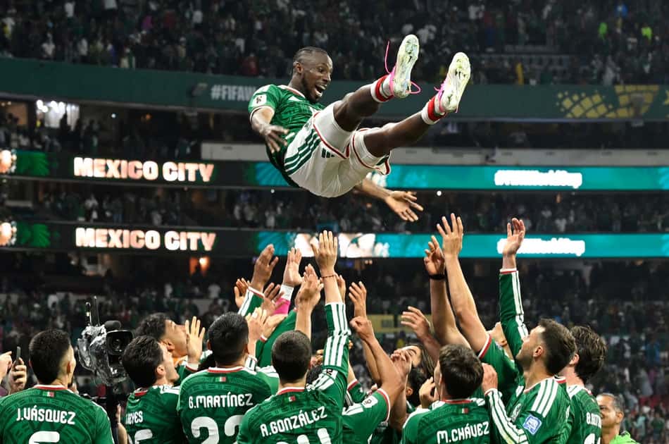 Jogadores do México jogam Quiñones para o alto em comemoração da classificação às oitavas da Copa do Mundo
