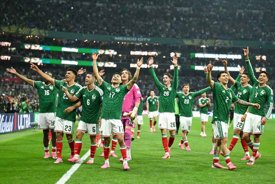 Jogadores do México se direcionam à torcida para comemorar vitória sobre o Equador na Copa do Mundo