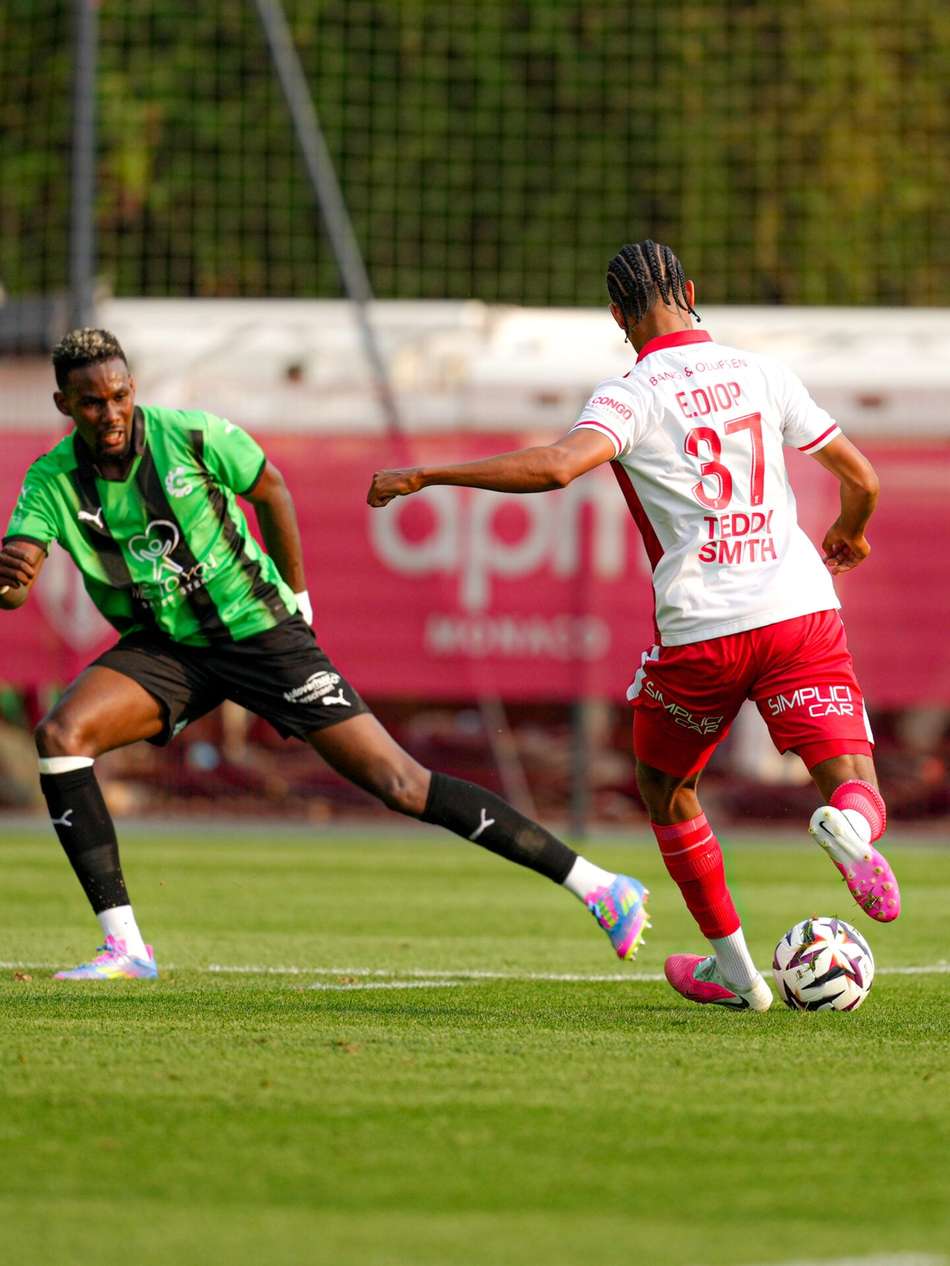 Jogadores do Monaco e do Cercle Brugge em ação no amistoso