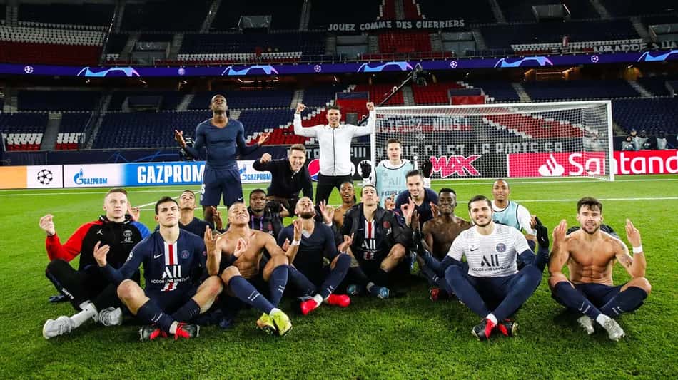 Jogadores do PSG imitam gesto de Haaland após classificação