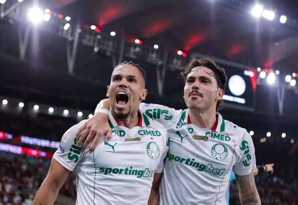 Jogadores do Palmeiras comemoram gol contra o Flamengo no Maracanã