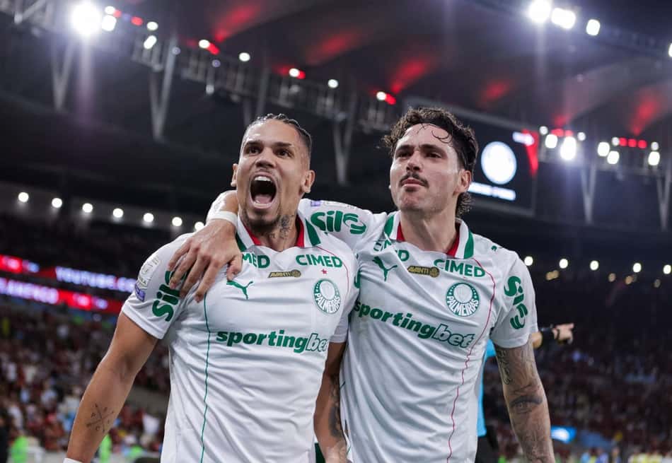 Jogadores do Palmeiras comemoram gol contra o Flamengo no Maracanã