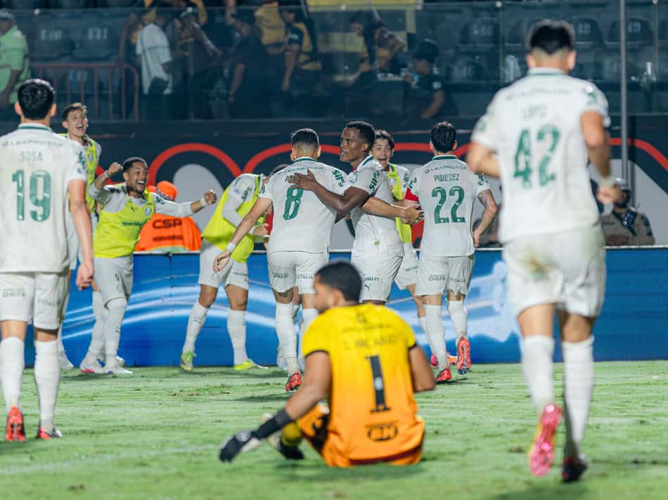 Jogadores do Palmeiras se abraçam em comemoração da goleada aplicada no Vitória