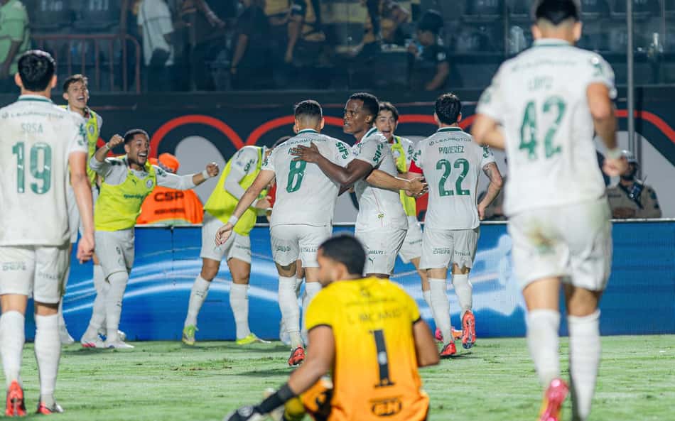 Jogadores do Palmeiras se abraçam em comemoração da goleada aplicada no Vitória