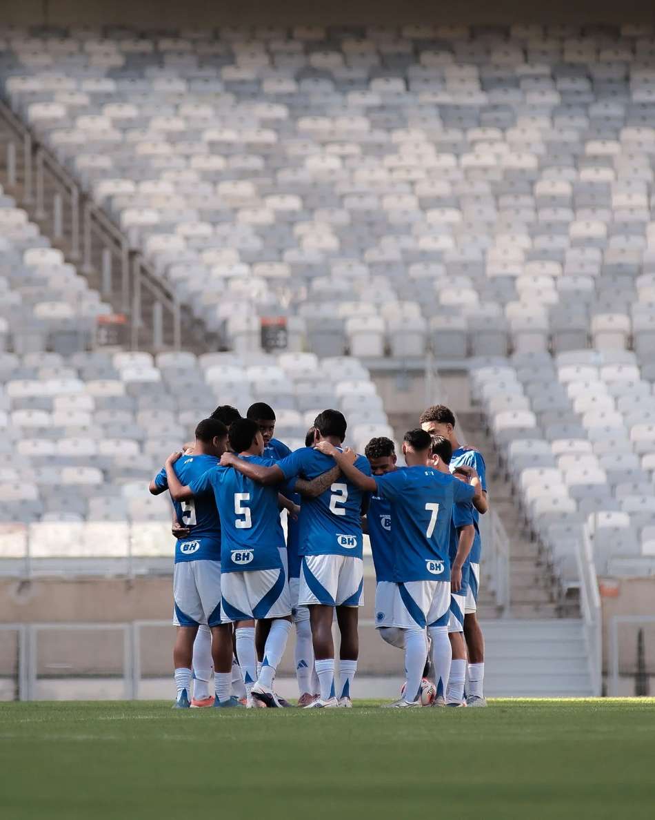 Jogadores do Sub-17 do Cruzeiro reunidos no Mineirão