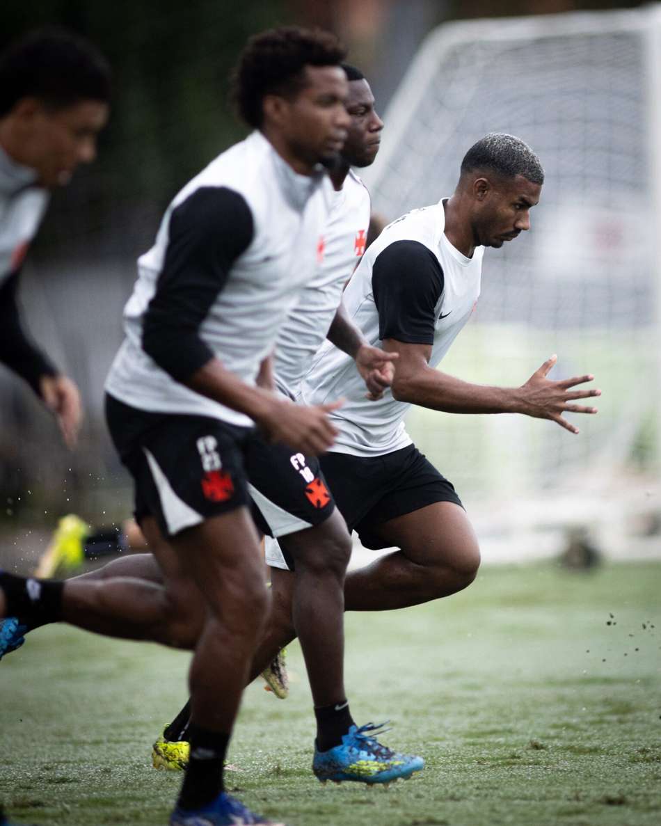 Jogadores do Vasco correm durante treino no CT Moacyr Barbosa