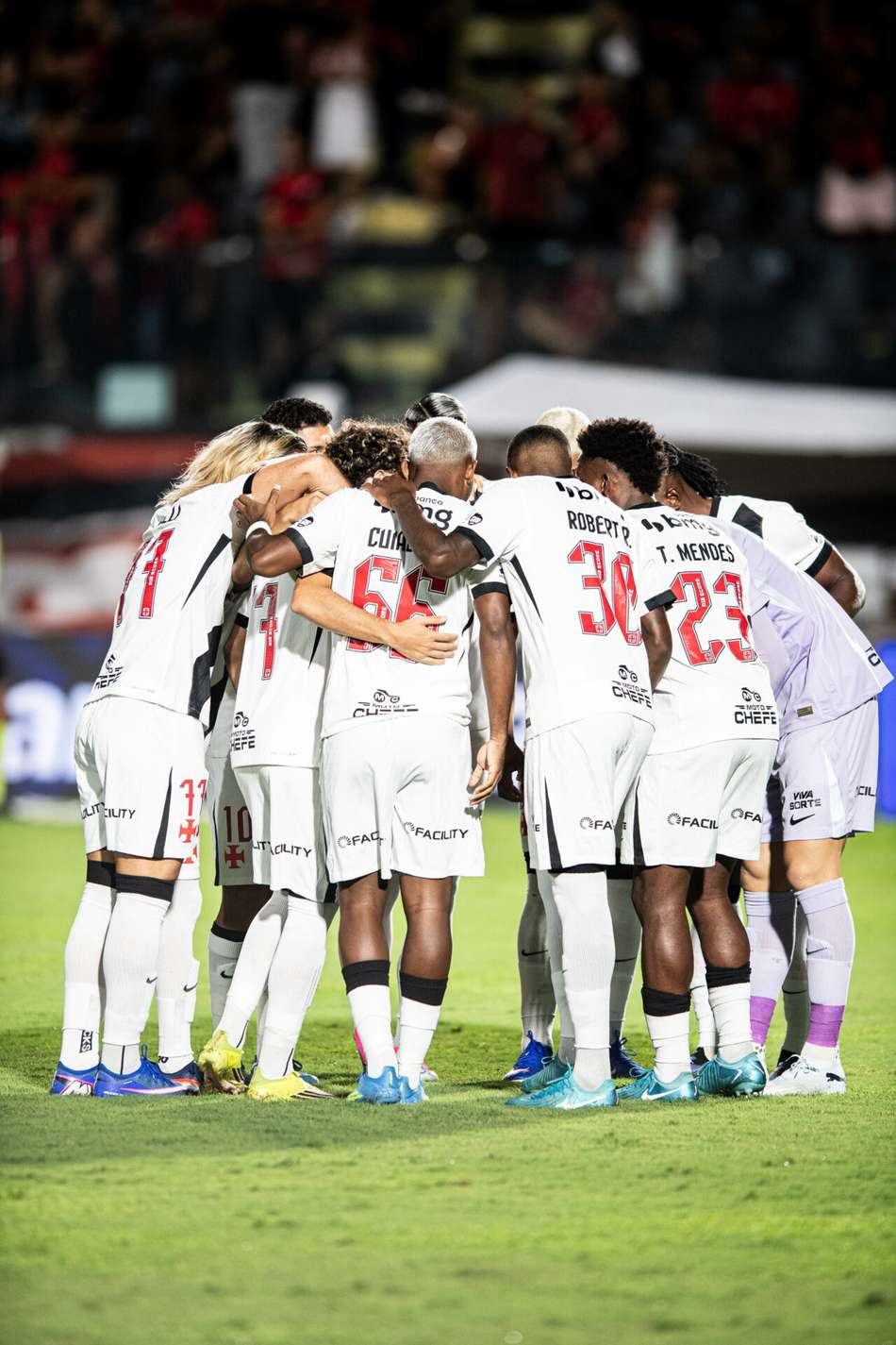 Jogadores do Vasco em ação contra o Vitória pelo Brasileirão