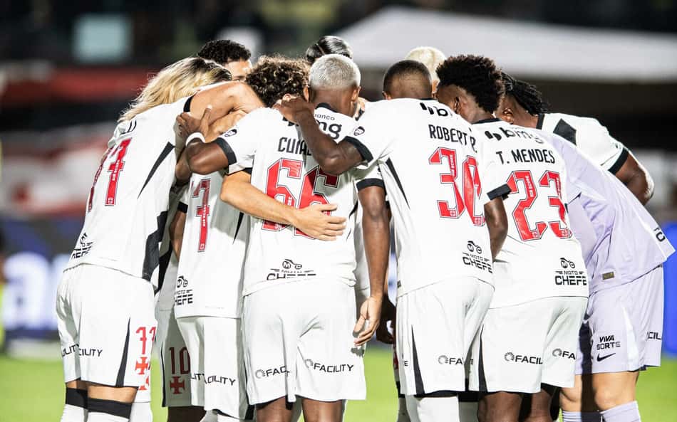 Jogadores do Vasco em ação contra o Vitória pelo Brasileirão