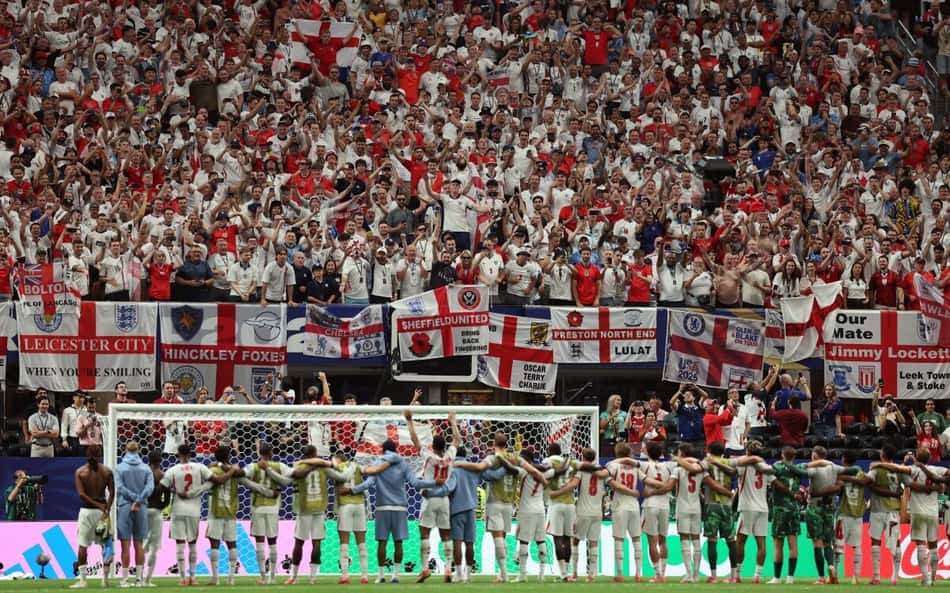 Jogadores e torcedores da Inglaterra cantaram música do Oasis após vitória sobre a RD Congo na Copa do Mundo