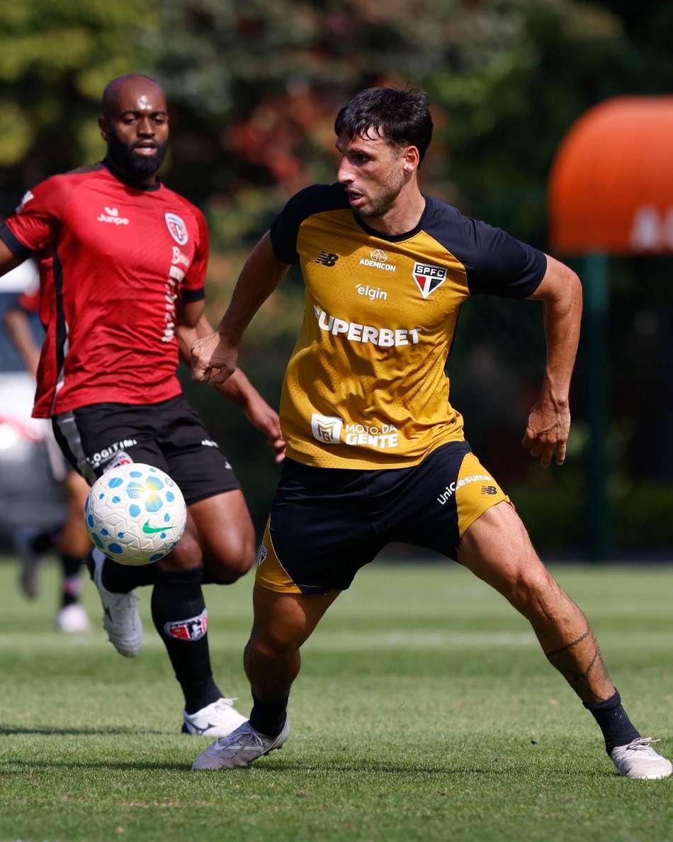 Calleri em jogo treino pelo SPFC