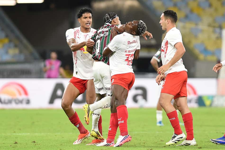 John Kennedy, do Fluminense, acerta cotovelada em jogador do Bragantino