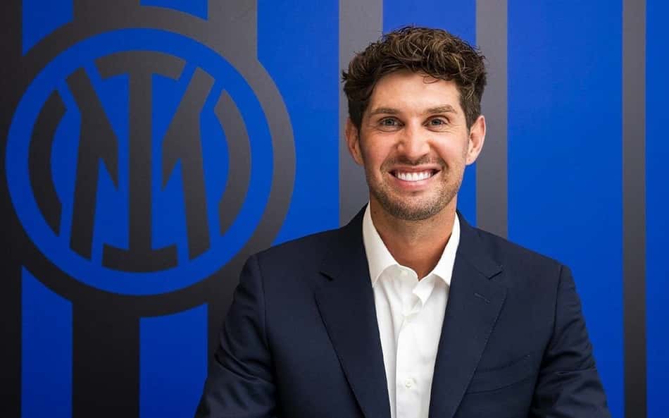 John Stones assinadno contrato com a Inter de Milão