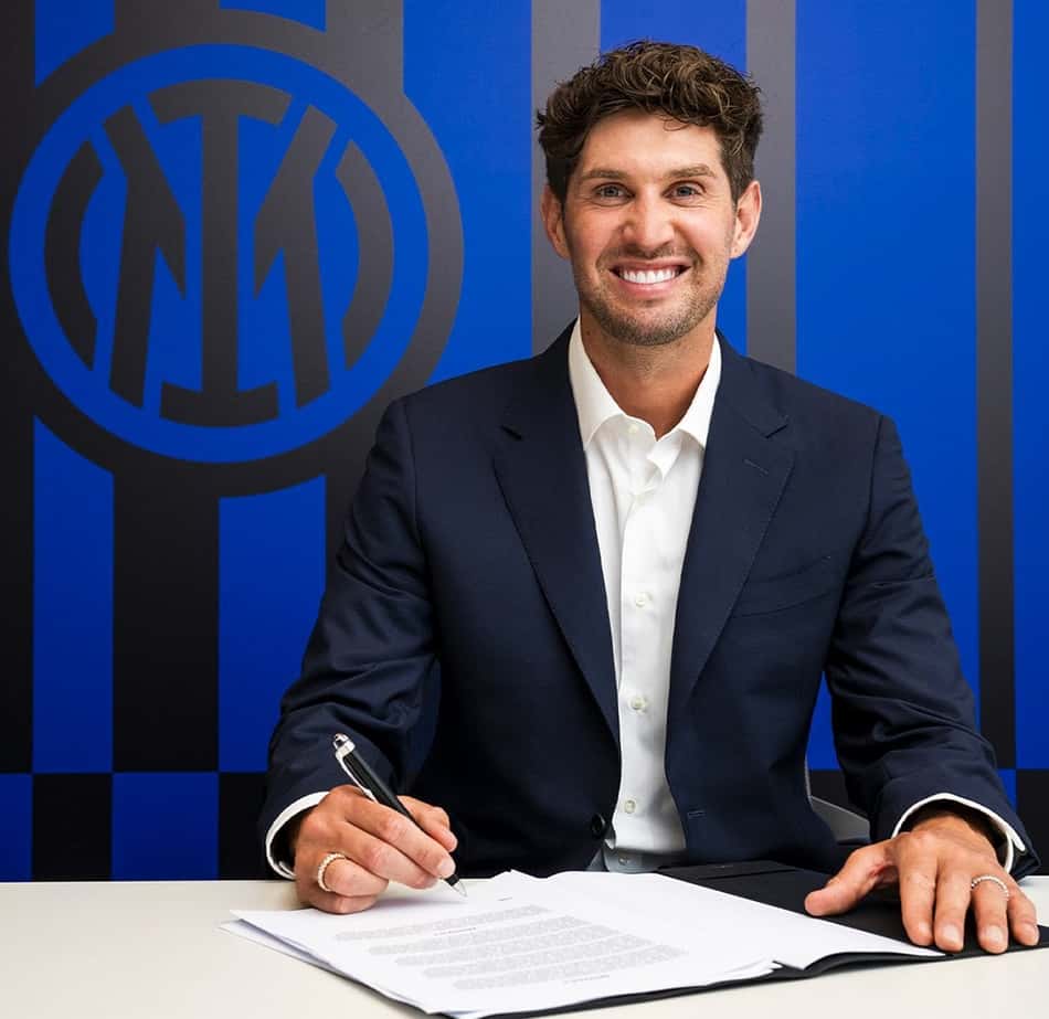 John Stones assinando contrato com a Inter de Milão