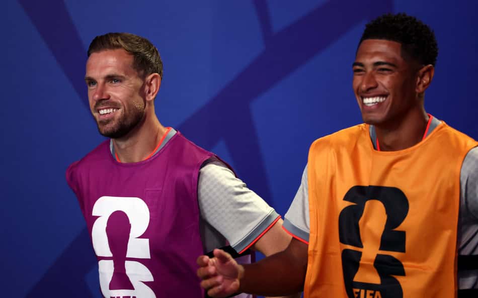 Jordan Henderson e Jude Bellingham sorriem durante treino da Inglaterra na Copa do Mundo