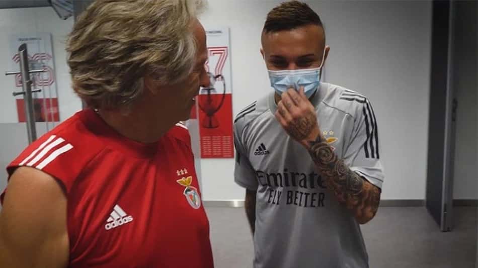 Cebolinha ao lado de Jorge Jesus no Benfica