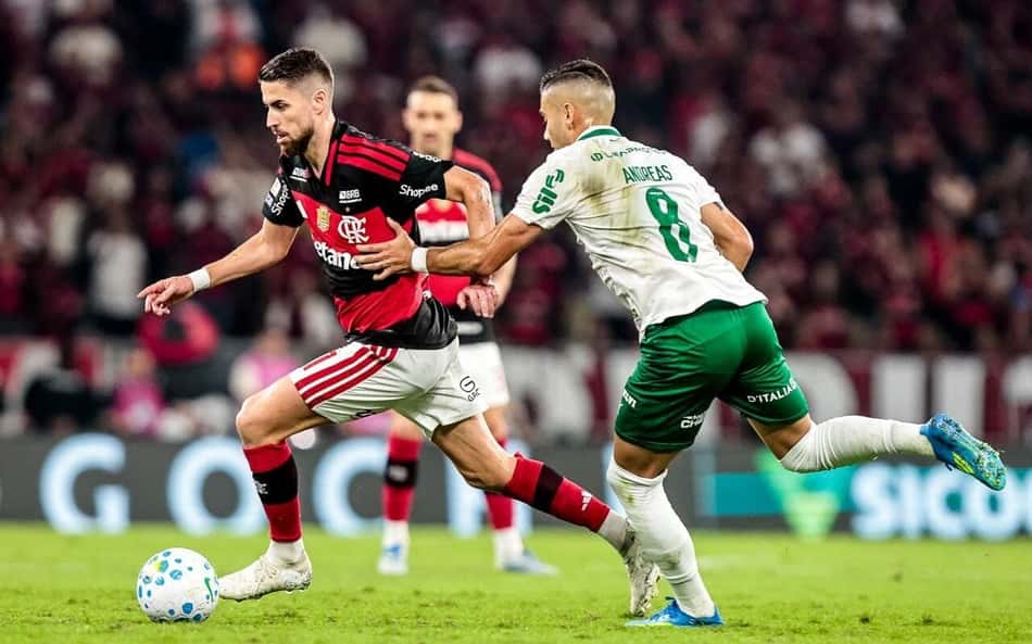 Jorginho é perseguido por Andreas Pereira enquanto conduz a bola em Flamengo x Palmeiras, pelo Brasileirão