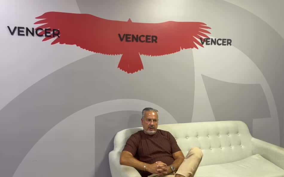 José Boto, diretor de futebol do Flamengo, sentado em sofá branco com camisa marrom