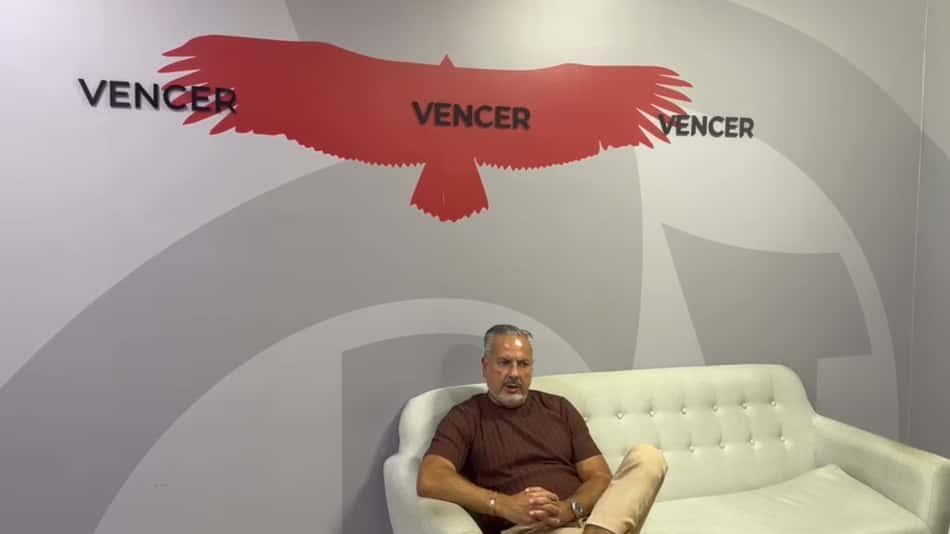 José Boto, diretor de futebol do Flamengo, sentado em sofá branco com camisa marrom
