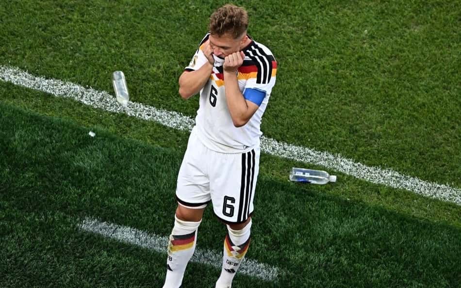 Joshua Kimmich esconde o rosto com a camisa em decepção após eliminação da Alemanha para o Paraguai na Copa do Mundo de 2026 (Foto: Jewel Samad / AFP)