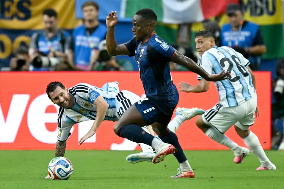 Espanha e Argentina: Jovane Cabral conduz a bola durante a partida entre Cabo Verde e Argentina, pela segunda fase da Copa do Mundo de 2026