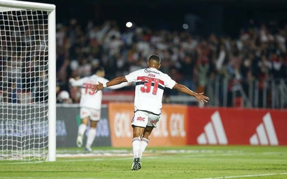 Juan com a camisa do São Paulo
