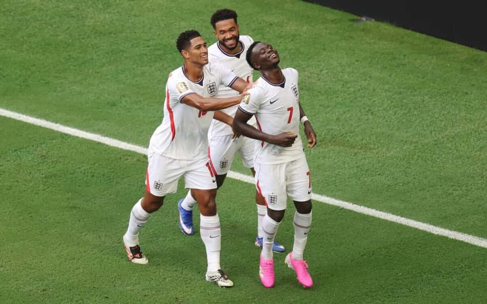 Atitude de Bellingham com Saka em vitória da Inglaterra viraliza: 'Deveria'