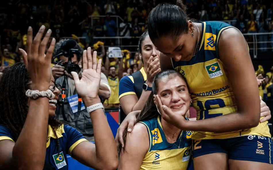 Julia Kudiess se emociona após vitória sobre a Sérvia — Foto: Divulgação/FIVB