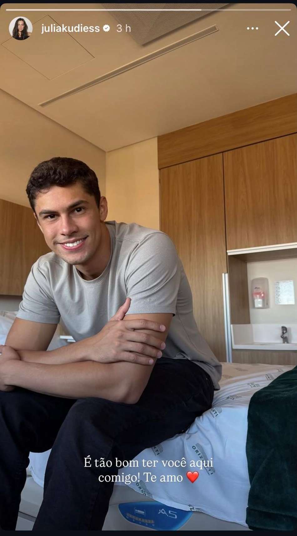 Julia Kudiess agradece o apoio de seu namorado, Leo Lukas, no hospital após lesão.