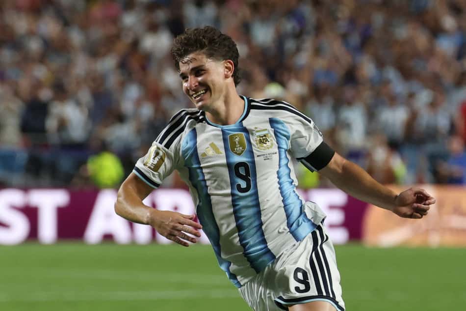 Julián Álvarez comemora gol da Argentina sobre a Suíça, na Copa do Mundo