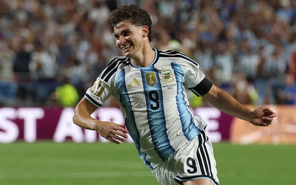 Arsenal trabalha para contratar Julián Álvarez antes do início da temporada