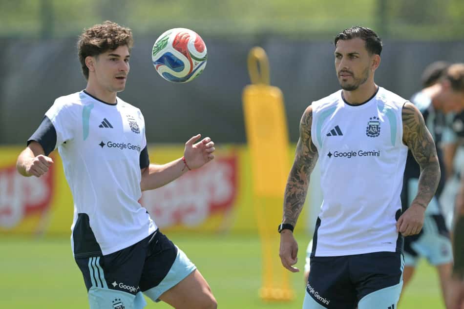 Julián Álvarez e Paredes em treino da Argentina durante a Copa do Mundo