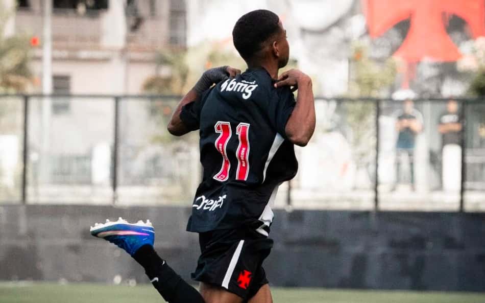 Juninho e Alison comemoram vaga do Vasco na semifinal do Brasileiro Sub-20