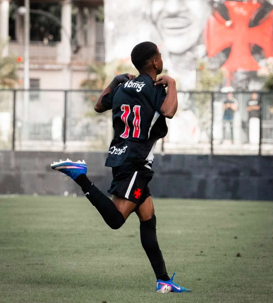 Juninho comemora gol marcado pelo Vasco para abrir o placar contra o Cruzeiro