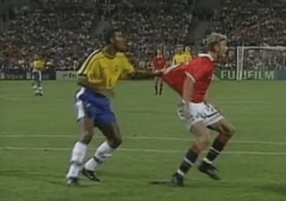 Momento em que Júnior Baiano puxa a camisa de Tore André Flo em Brasil x Noruega