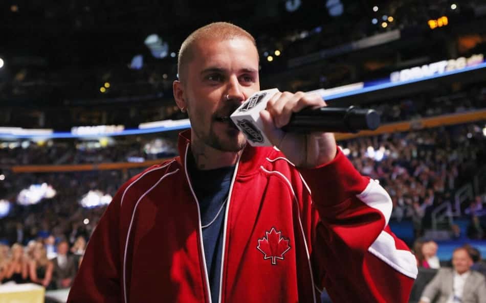 Justin Bieber durante apresentação no draft da NHL.