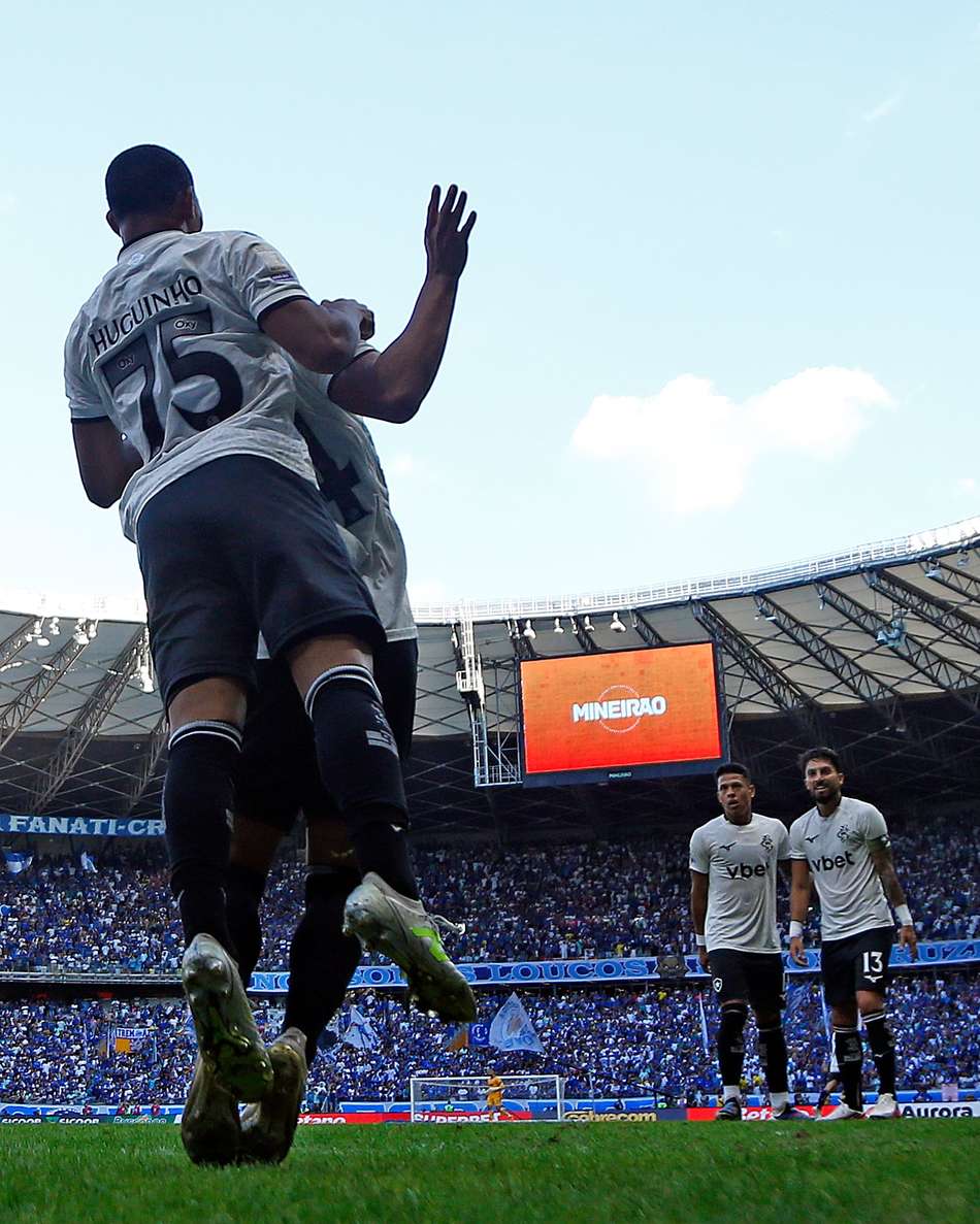 Justino comemora gol do Botafogo contra o Cruzeiro