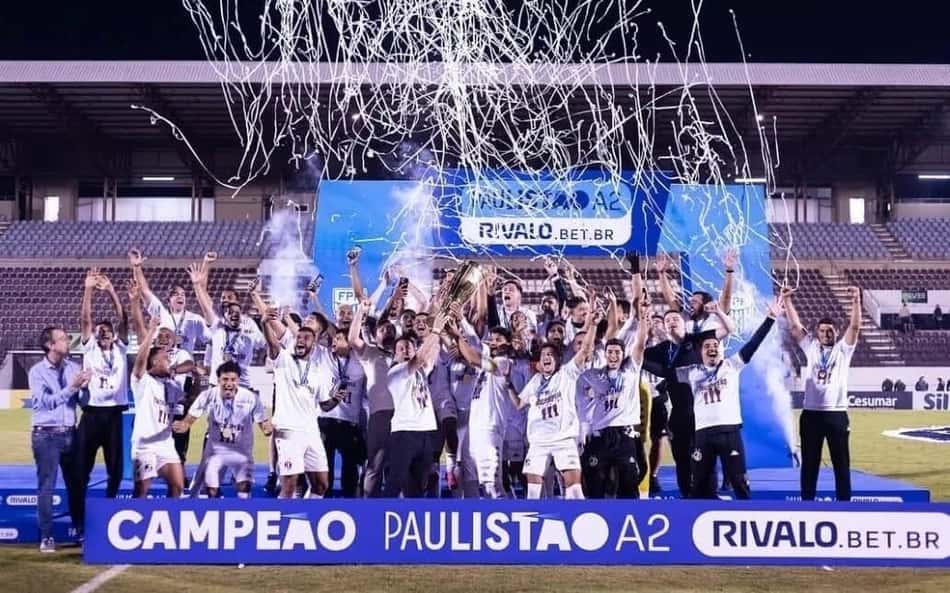 Juventus da Mooca comemorando o título do Paulistão A2