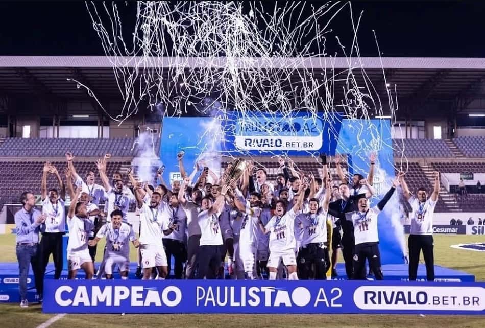 Juventus da Mooca comemorando o título do Paulistão A2