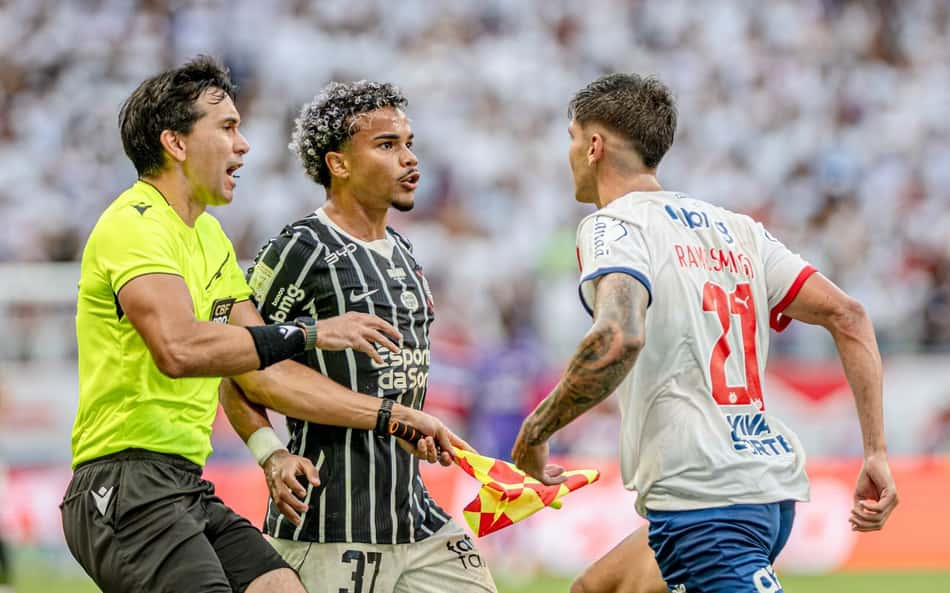 Kaio Cesar encarando Santiago Ramos em Bahia x Corinthians no Brasileirão