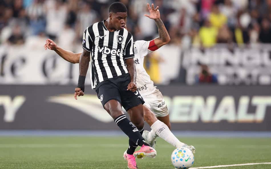 Botafogo marca no último lance e vence Santos pelo Brasileirão
