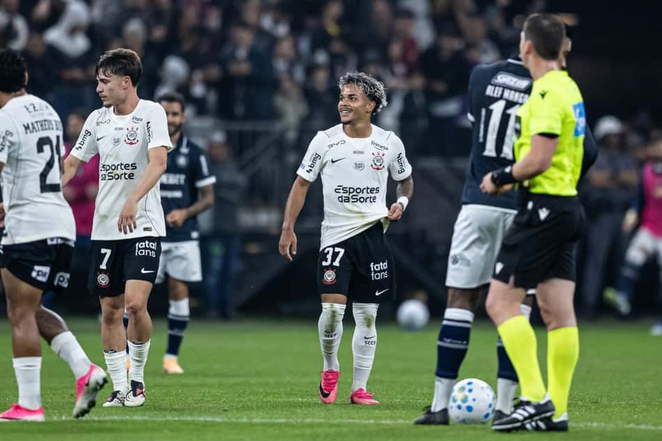 Atacante Kaio César comemora gol pelo Corinthians
