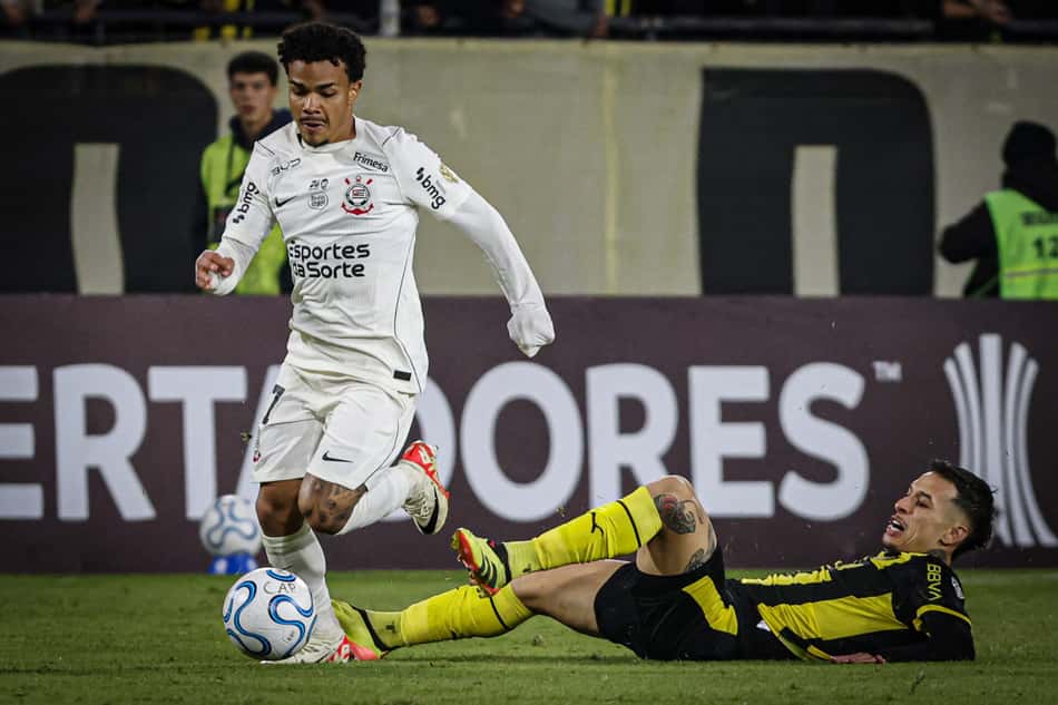 Kaio César olhando para bola em confronto