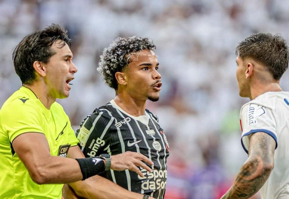 Kaio César discute com Ramon Mingo, em Bahia x Corinthians