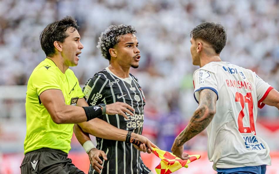Kaio César discute com Ramon Mingo, em Bahia x Corinthians