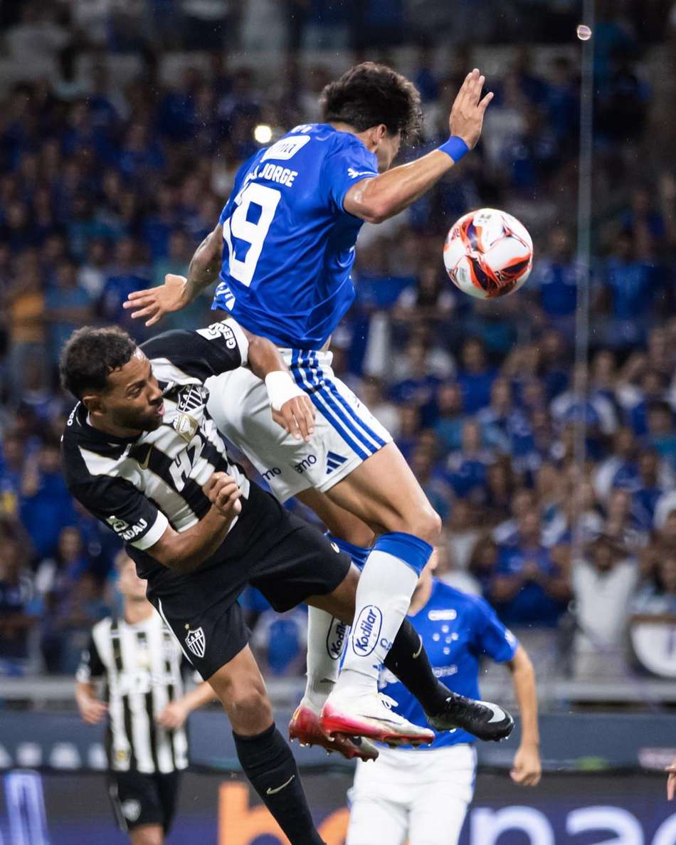 Kaio Jorge cabecendo bola com marcação de Renan Lodi