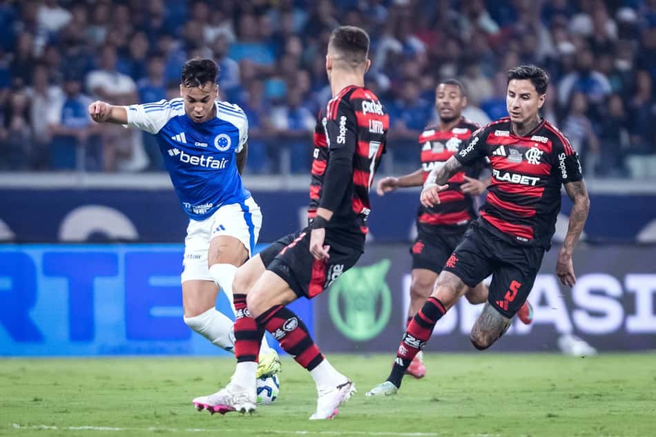 Kaio Jorge driblando Jorginho