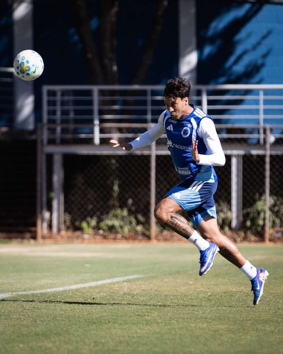 Kaio Jorge faz treinamento na Toca da Raposa II